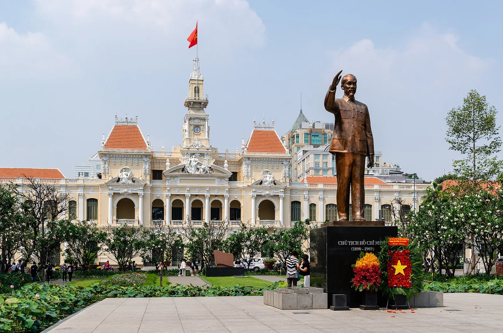 Photograph of the Hồ Chí Minh statue in front of the People's Committee Building, Ho Chi Minh City